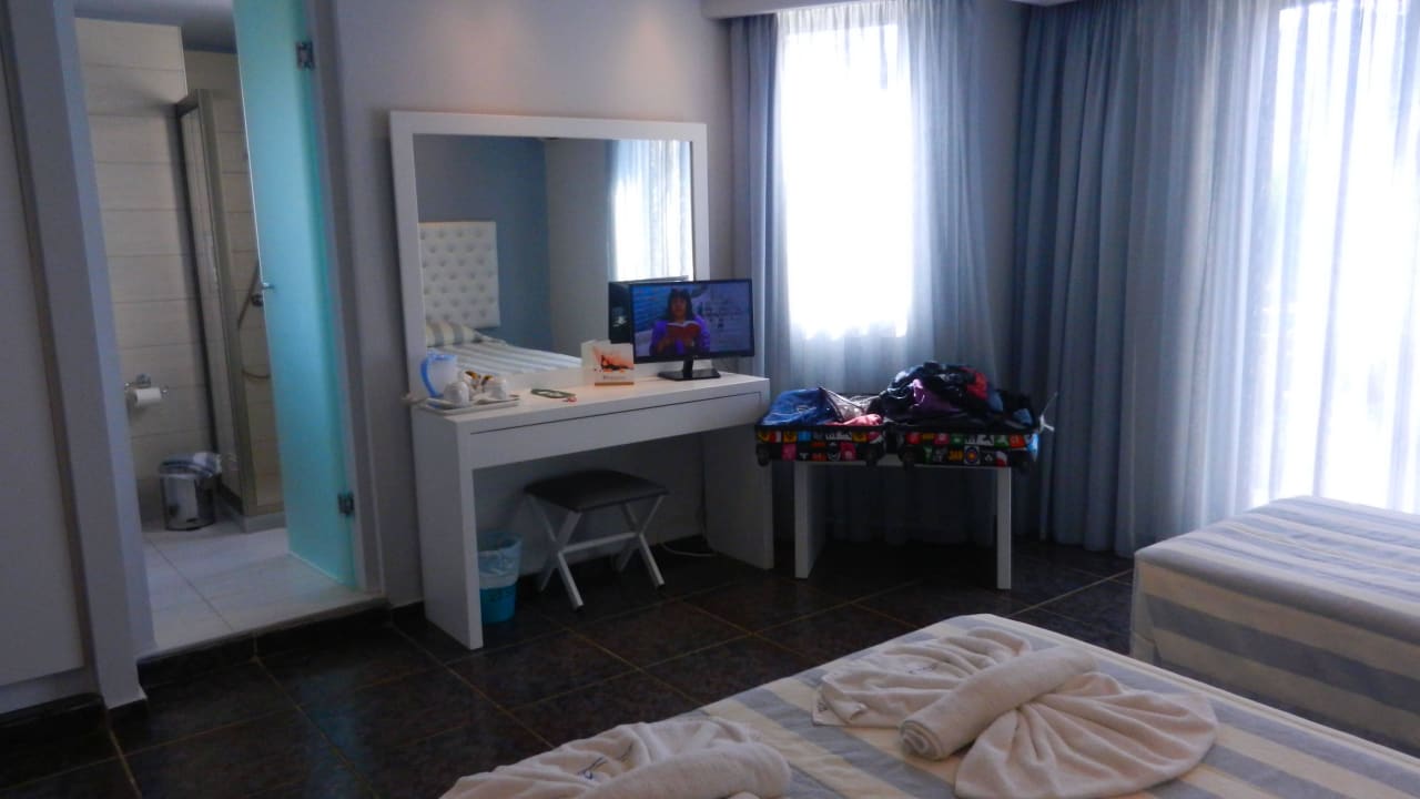 Eingang Badezimmer, TV und Kosmetiktisch HARPIN Georgioupolis Resort Aquapark & SPA