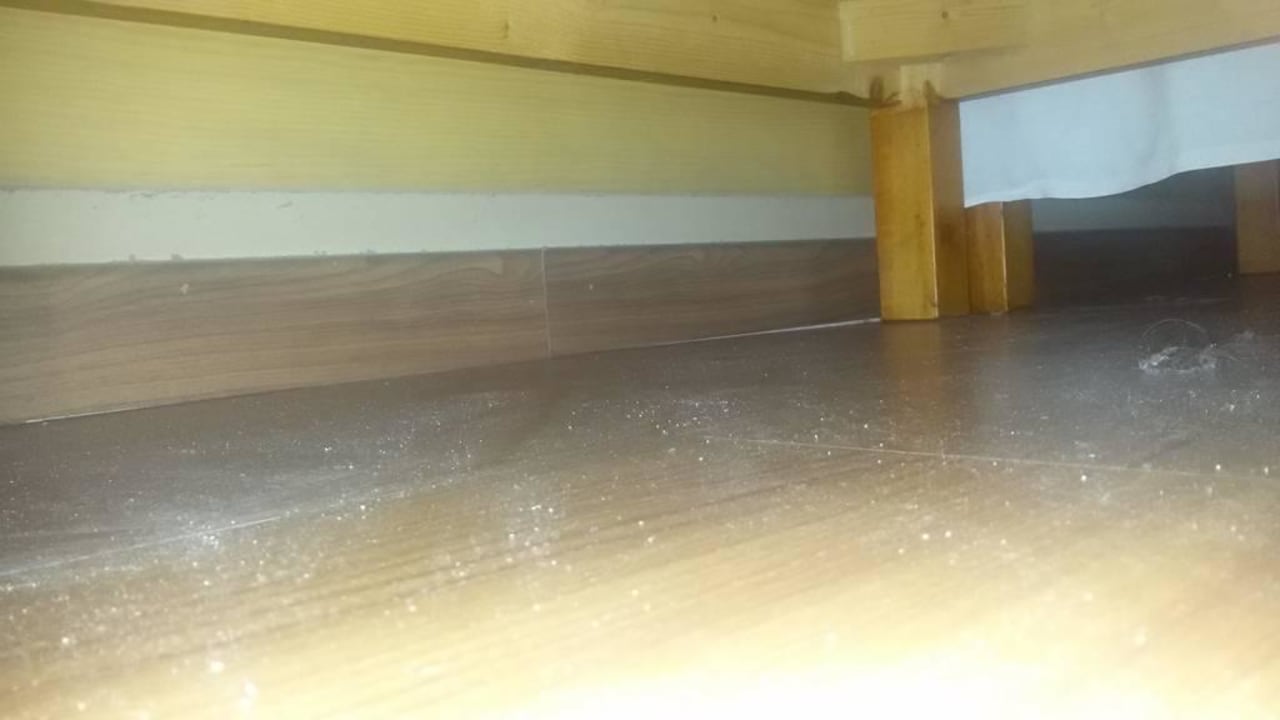 Unter dem Bett nach der Zimmerreinigung THB Cala Lliteras