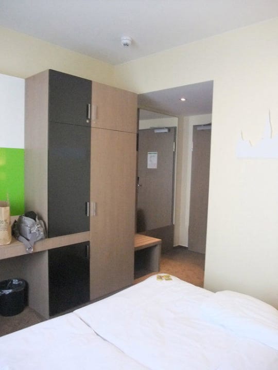 Blick vom Bett Richtung Eingang Holiday Inn - the niu, Fusion Hamburg St. Georg