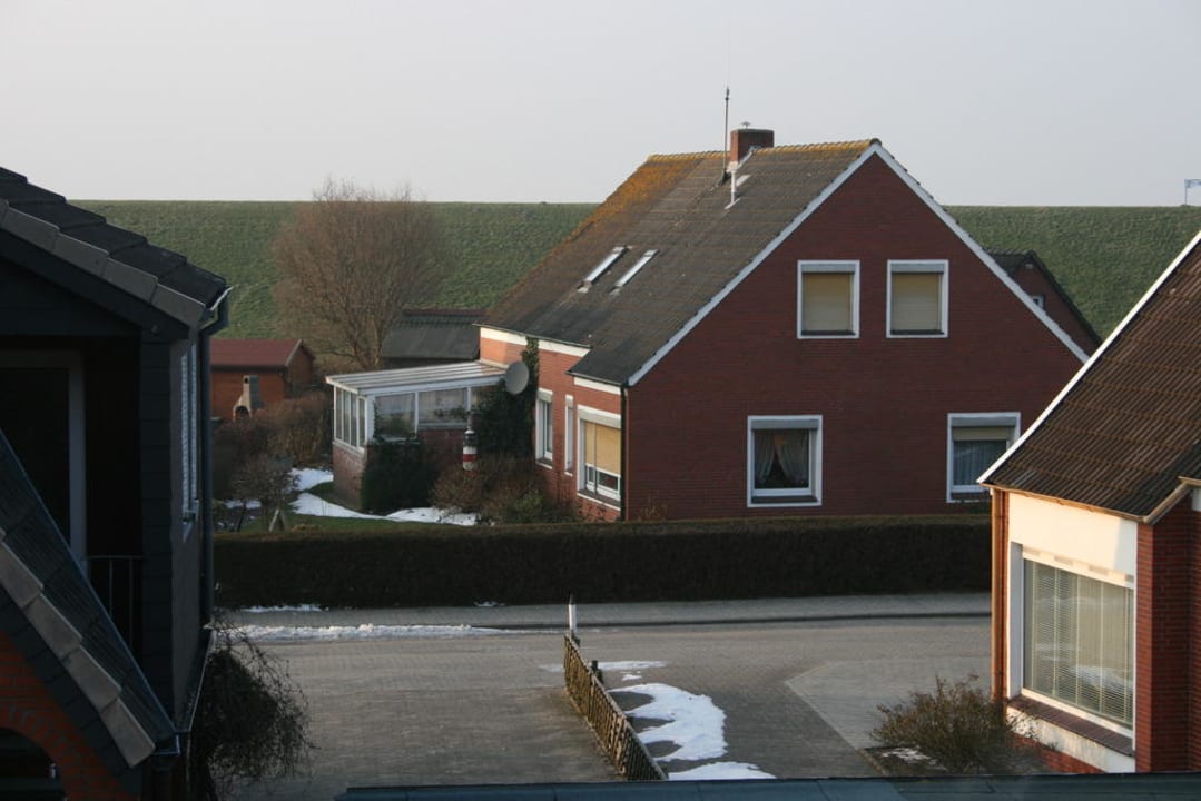 Blick vom Balkon zum Deich Hotel Harlesiel