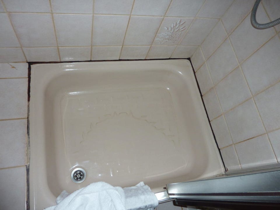 Dreckige Fugen in der Dusche Heidehotel Anna