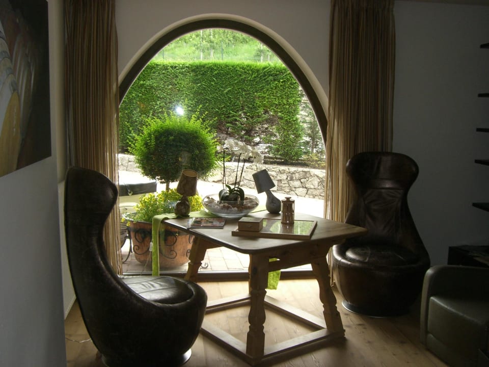 Schicke Leseecke in der kleinen Bibliothek SOLEA Südtirol