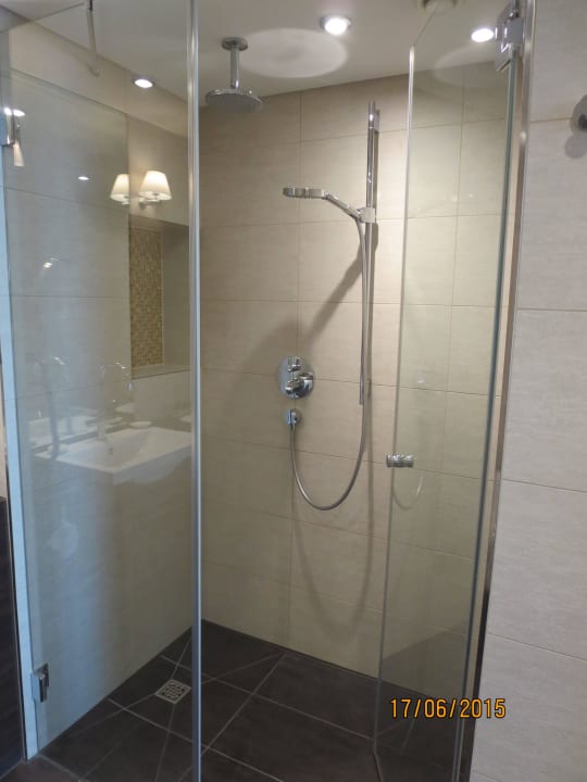 Bad II mit Riesendusch-Kabine Hotel Mondial am Dom Cologne- MGallery