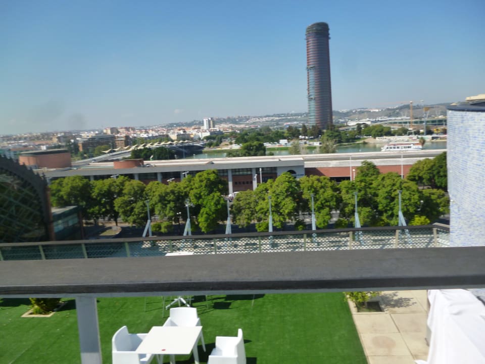 Widok z basenu NH Sevilla Plaza de Armas