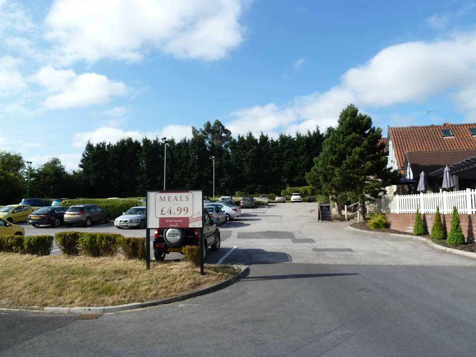 Parkplatzeinfahrt Hotel The Red Lion Inn