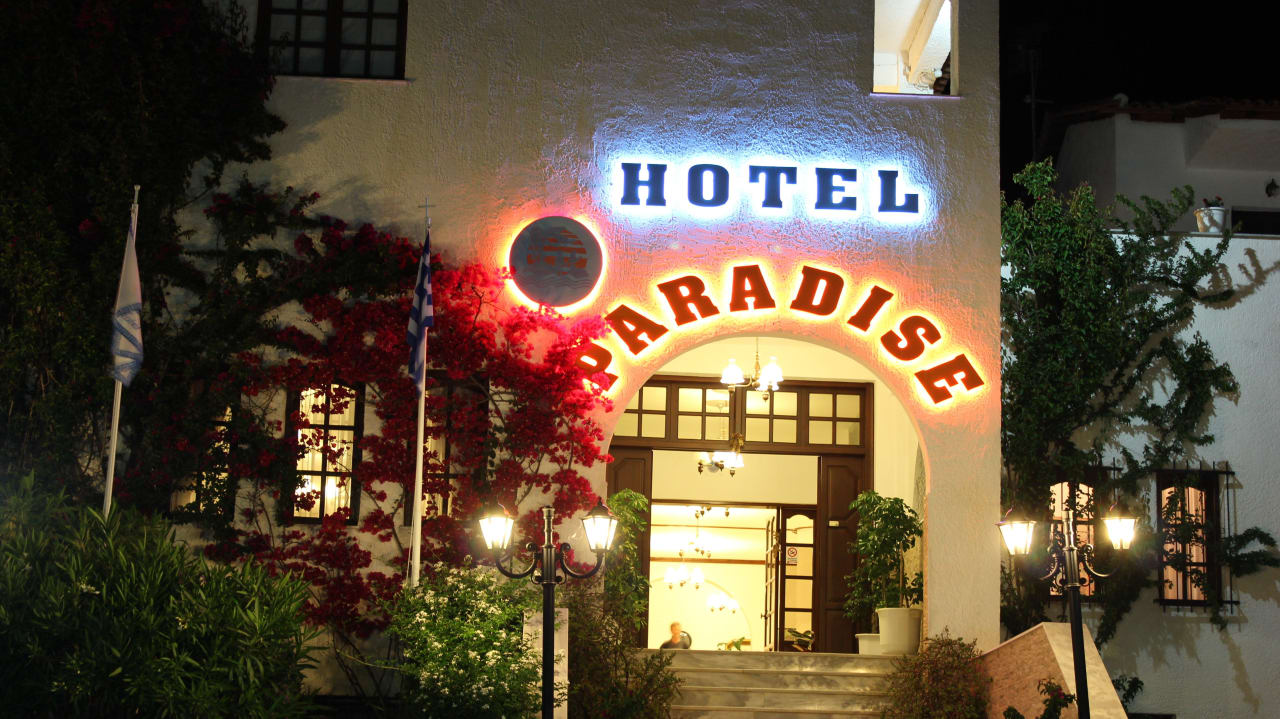 Hoteleingang im Dunkeln Hotel Paradise