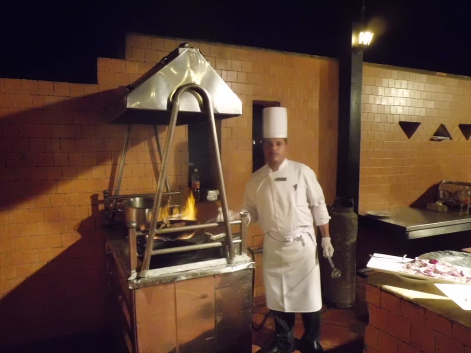 Frisch zubereitete Speisen am Abend Three Corners Sea Beach Resort