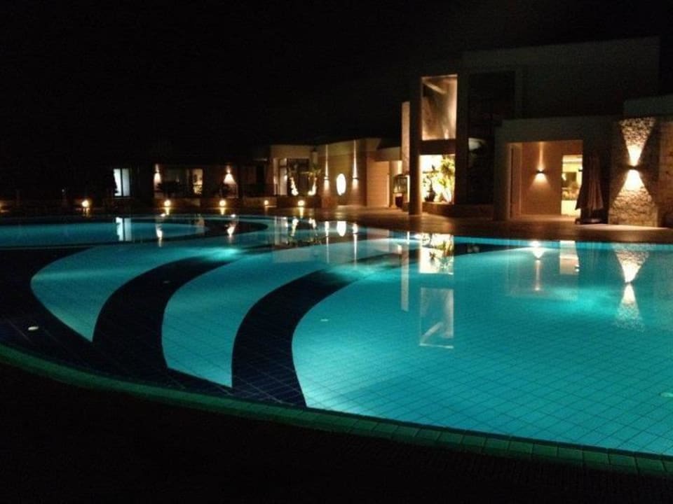 Bei Nacht  Grand Hotel Holiday Resort