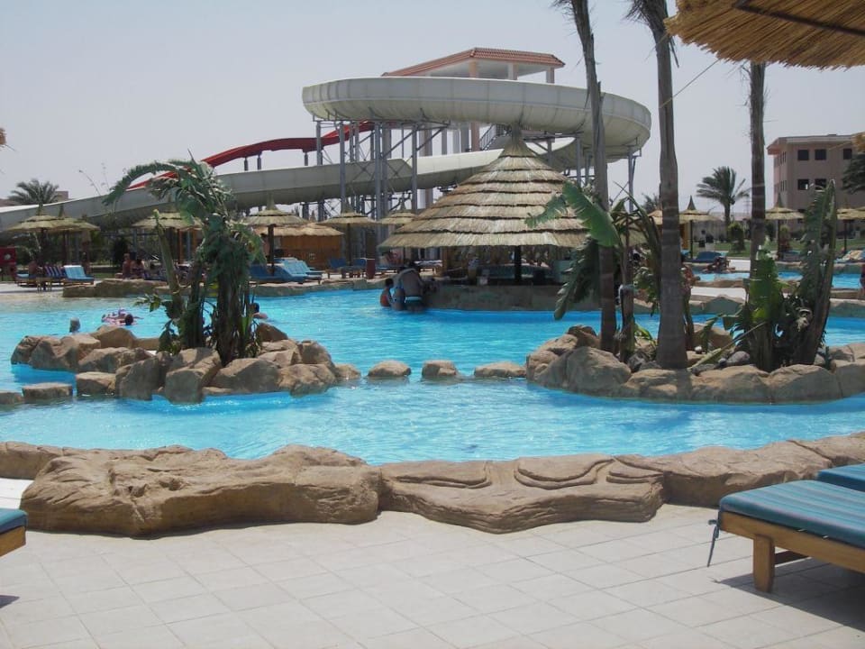 Pool neben den Bungalos Beach Albatros Resort