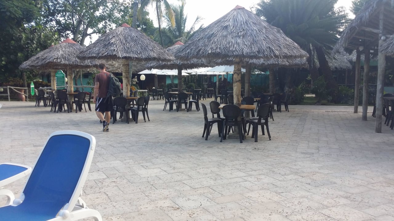 Sitzmöglichkeiten beim Pool Hotel Los Caneyes