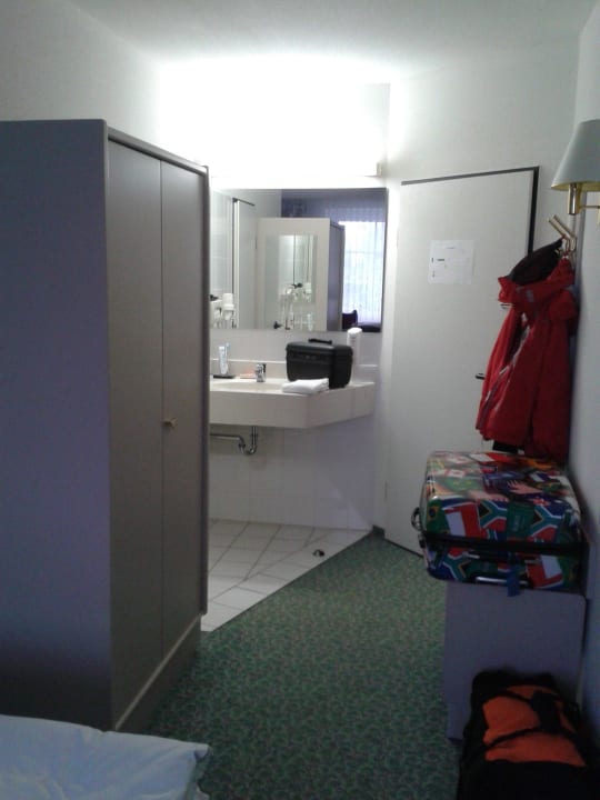 Zimmer mit Waschbecken zwischen Toilette und Tür Van der Valk Landhotel Spornitz