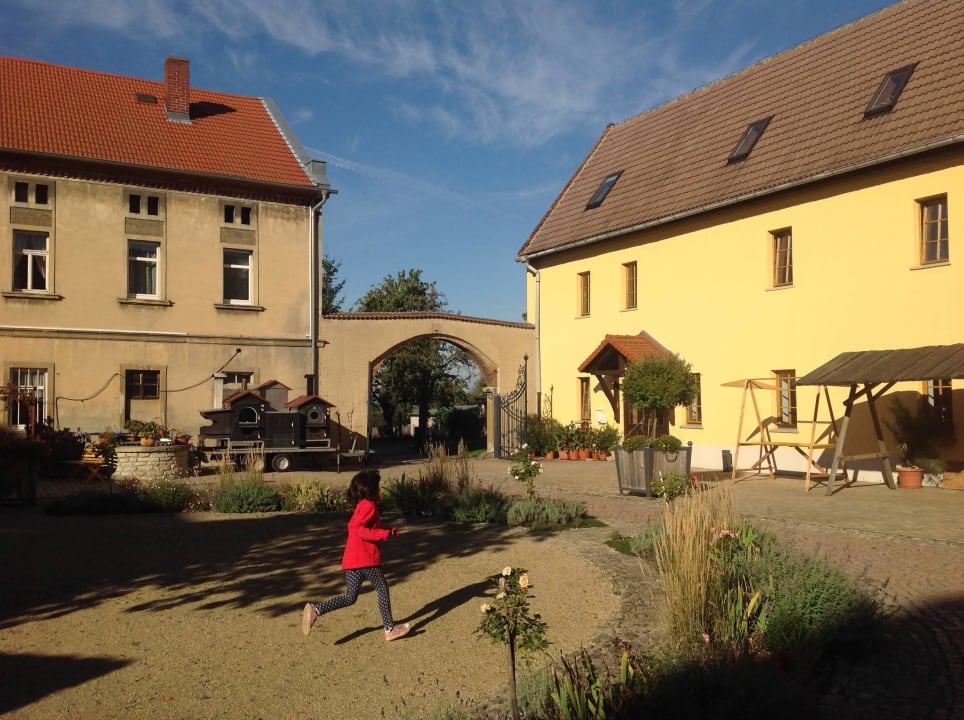 Hof in Vorbereitung des Hoffestes Naturhotel Etzdorfer Hof