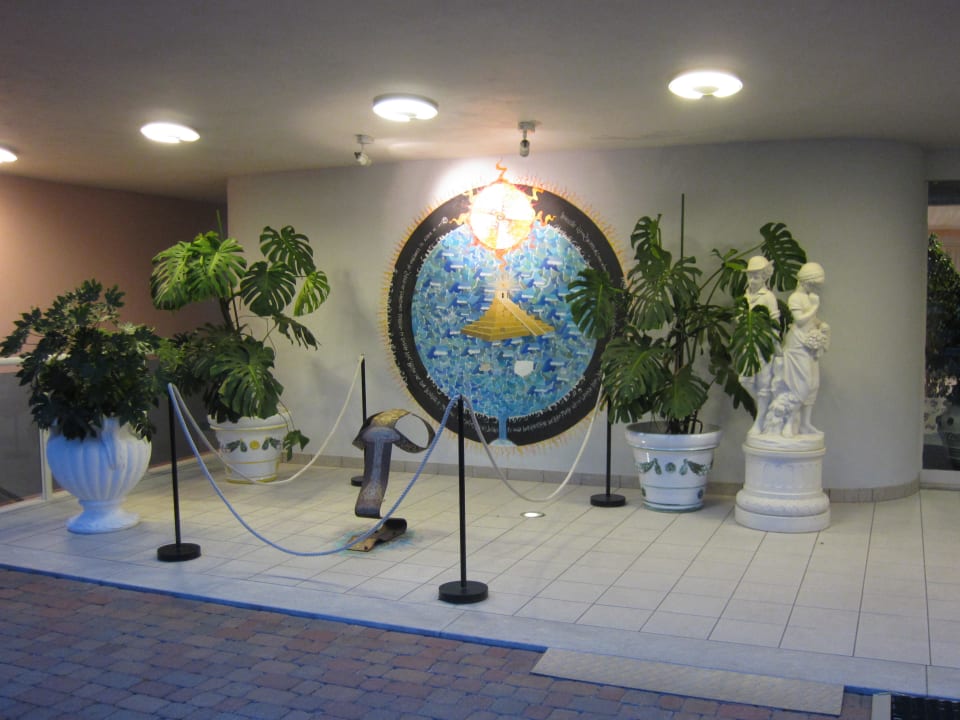 Neben dem Haupteingang Aparthotel Holiday