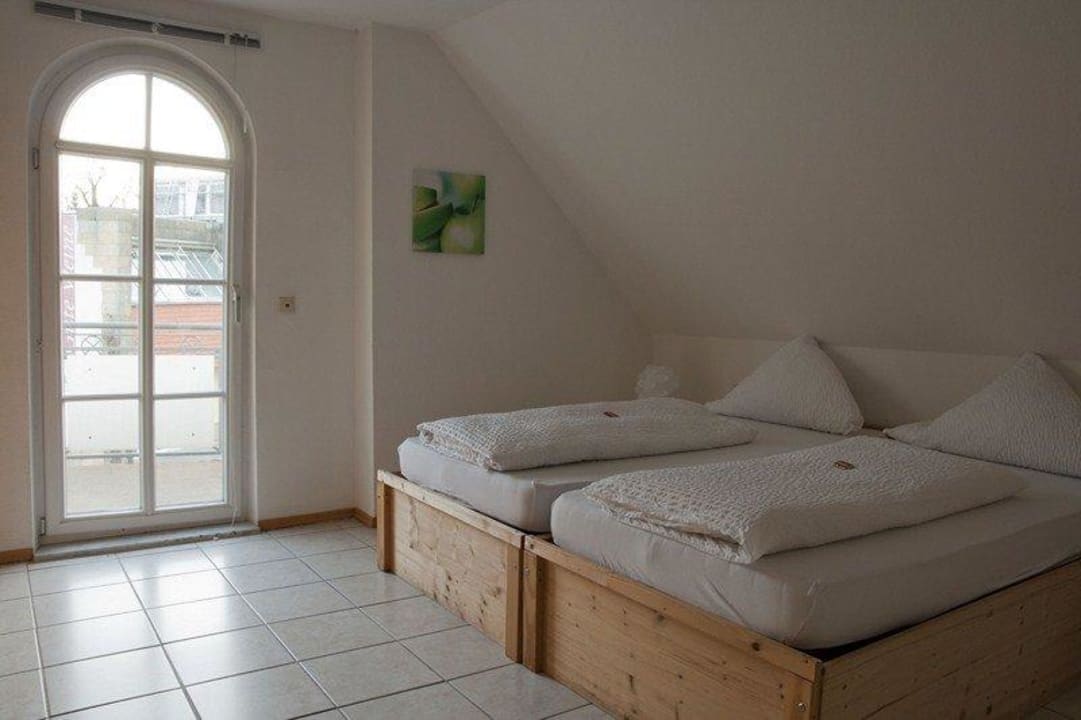 Familienzimmer groß Schlafzimmer Blick zum Balkon Hotel Schützen