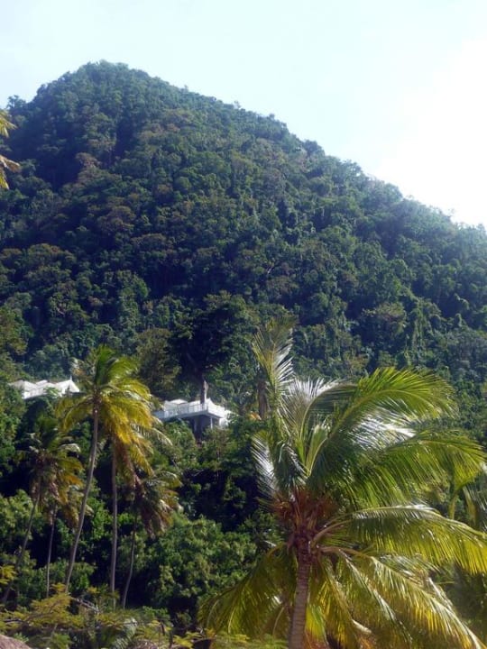 Blick vom Strand auf die Grand Luxury Villa  Hotel Sugar Beach Viceroy Resort