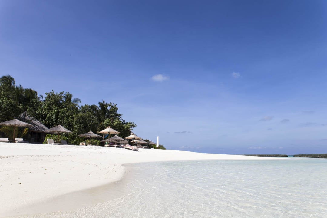 Zweiter Strand mit Nummerierten Schirmchen  Gangehi Island Resort