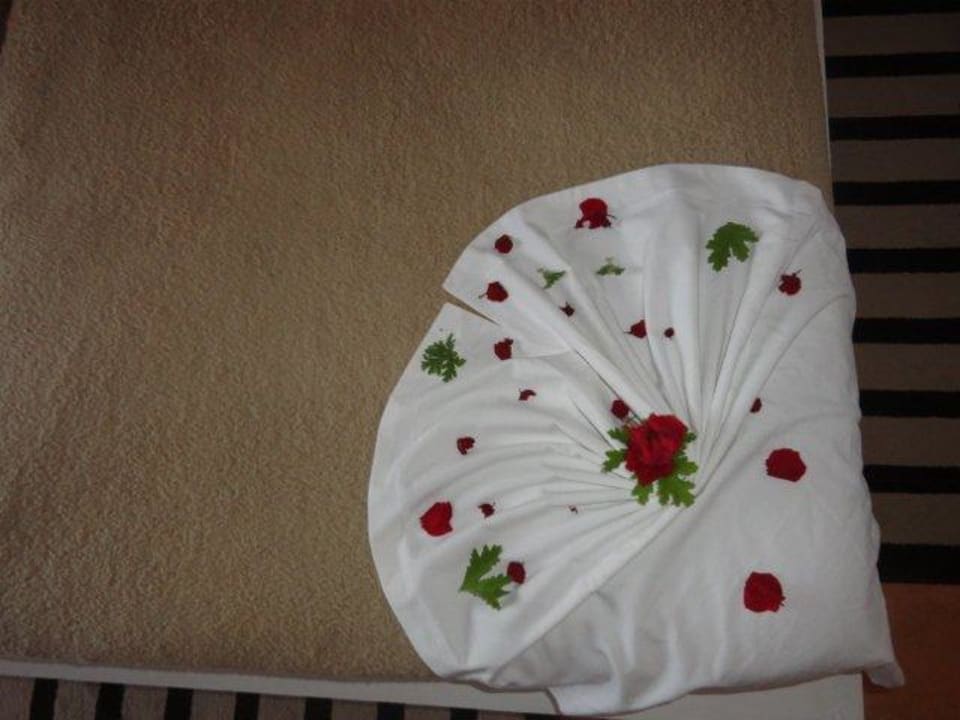 Das Bett immer hübsch zurecht gemacht. Danke Caribbean World Thalasso Djerba