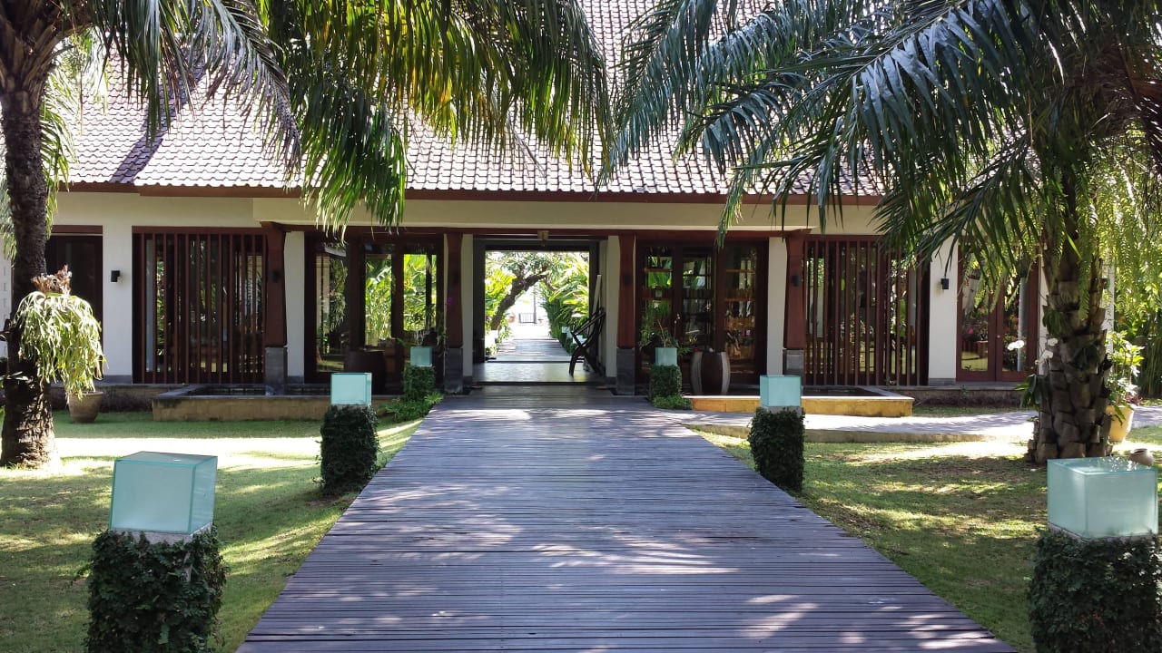 Richtung Pool und Meer Ramayana Candidasa
