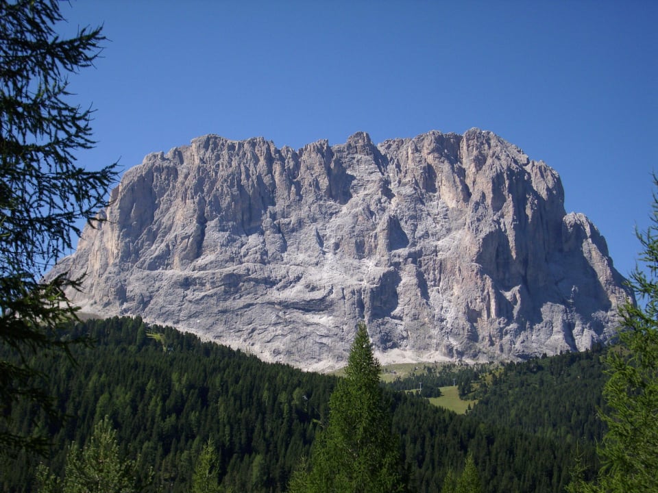 Ein toller Anblick: die Dolomiten in Canazei Schlosshotel Dolomiti