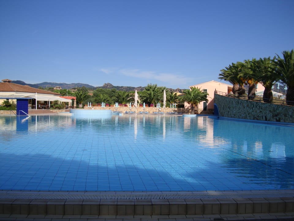 Super grosser Pool Tirreno Resort