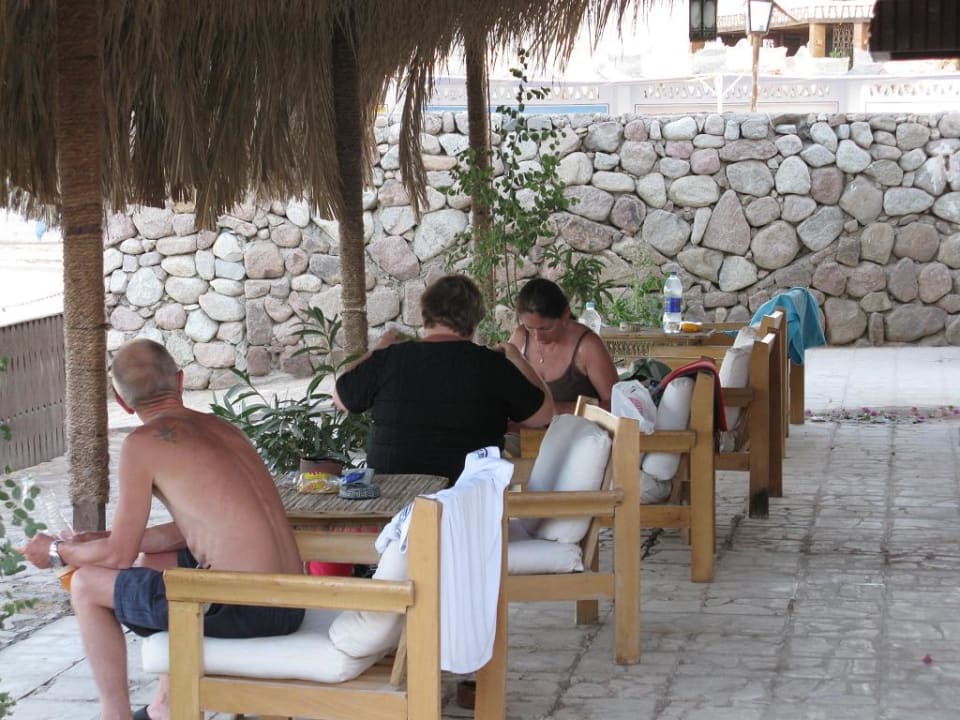 Terrasse vor den Strandzimmern Hotel Sunshine Divers Club