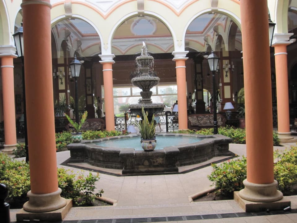 Springbrunnen in der Lobby Hotel Riu Tequila