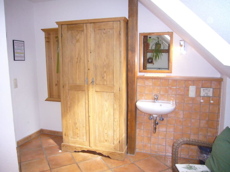 Schrank und Waschbecken Pension Reuss
