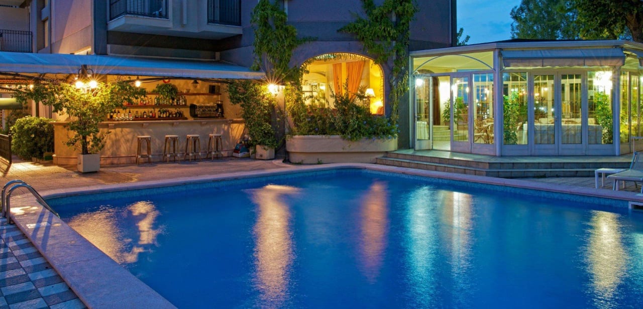 La piscina di notte Hotel President