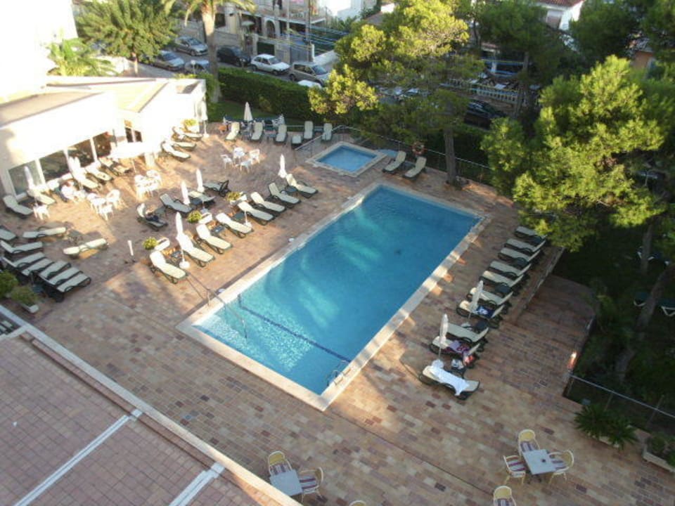 Blick vom Balkon auf die Poolanlage Hotel & Appartements Leman