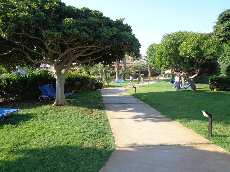 Wege durch Garten Anissa Beach & Village