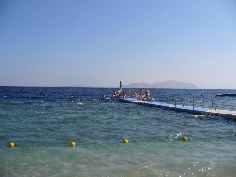 Blick vom Strand auf den Badeausleger Sultan Gardens Resort