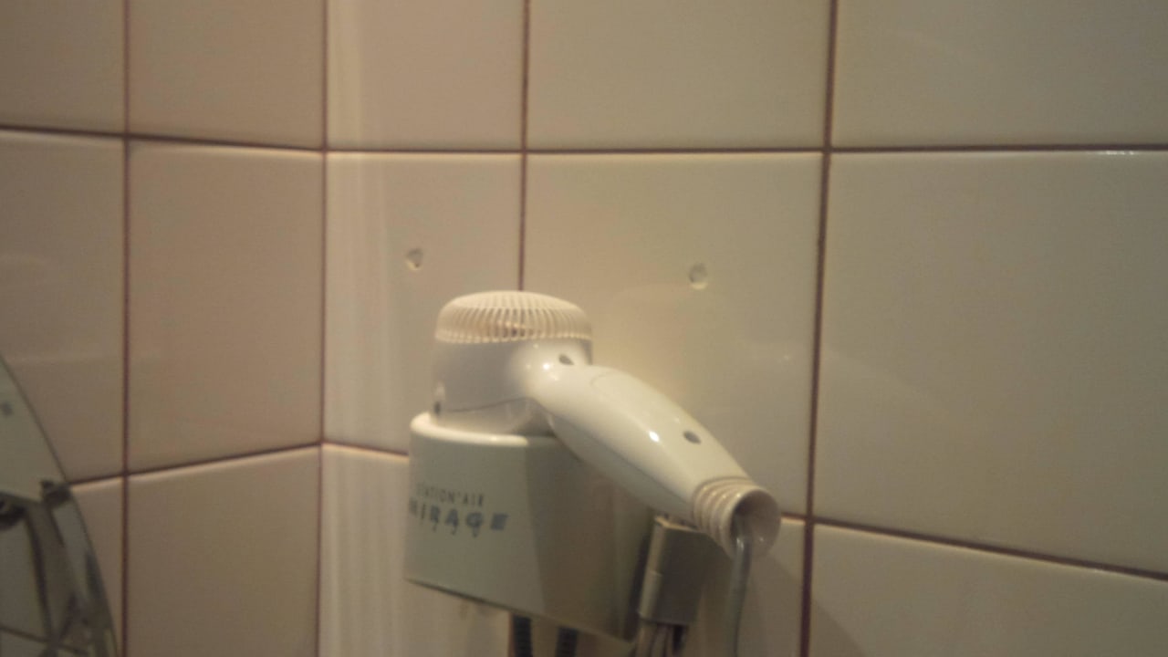 Einige Löcher zuviel gebohrt.... Hotel Lebzelter