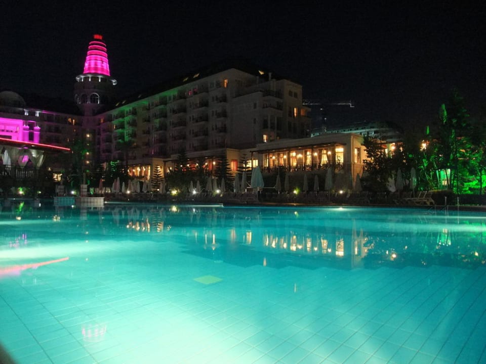Pool bei Nacht Hotel Delphin Diva
