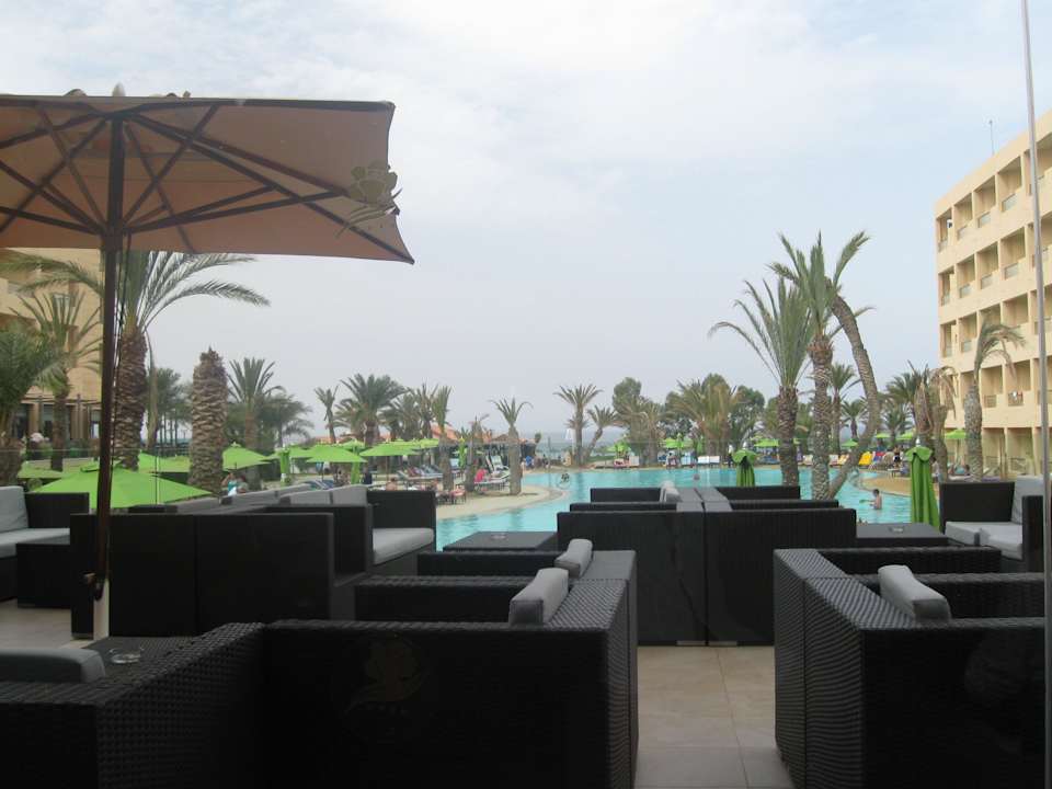 Вид с ресепшена на бассейн Hotel Rosa Beach