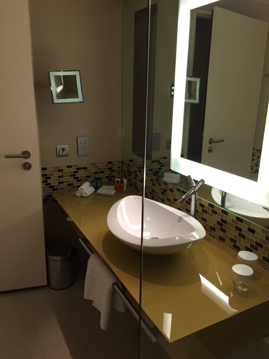 Badezimmer, Waschbecken Hilton Frankfurt Airport