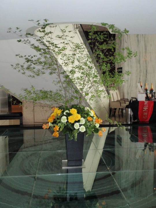 Blumengesteck in der Lobby Hotel Royal Park Shiodome Tower