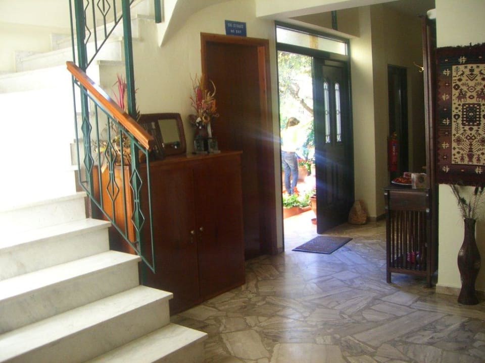 Eingang und Stiegenaufgang Hotel Paradise