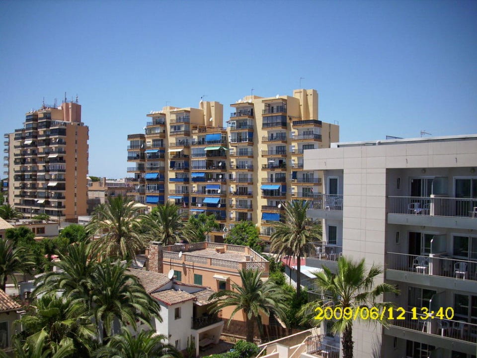 Blick zu Wohnanlage vom Balkon aus Hotel Cosmopolitan