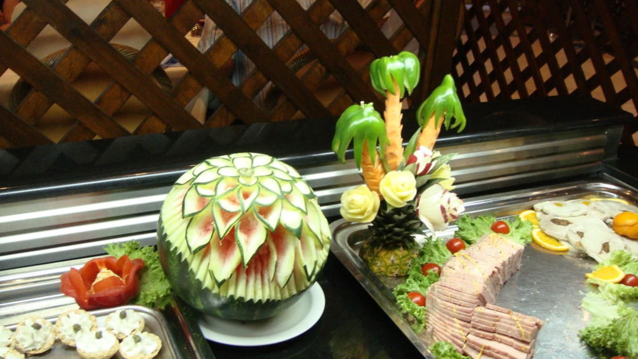 Schnitzkunst am Buffet Hotel Kalithea Horizon Royal