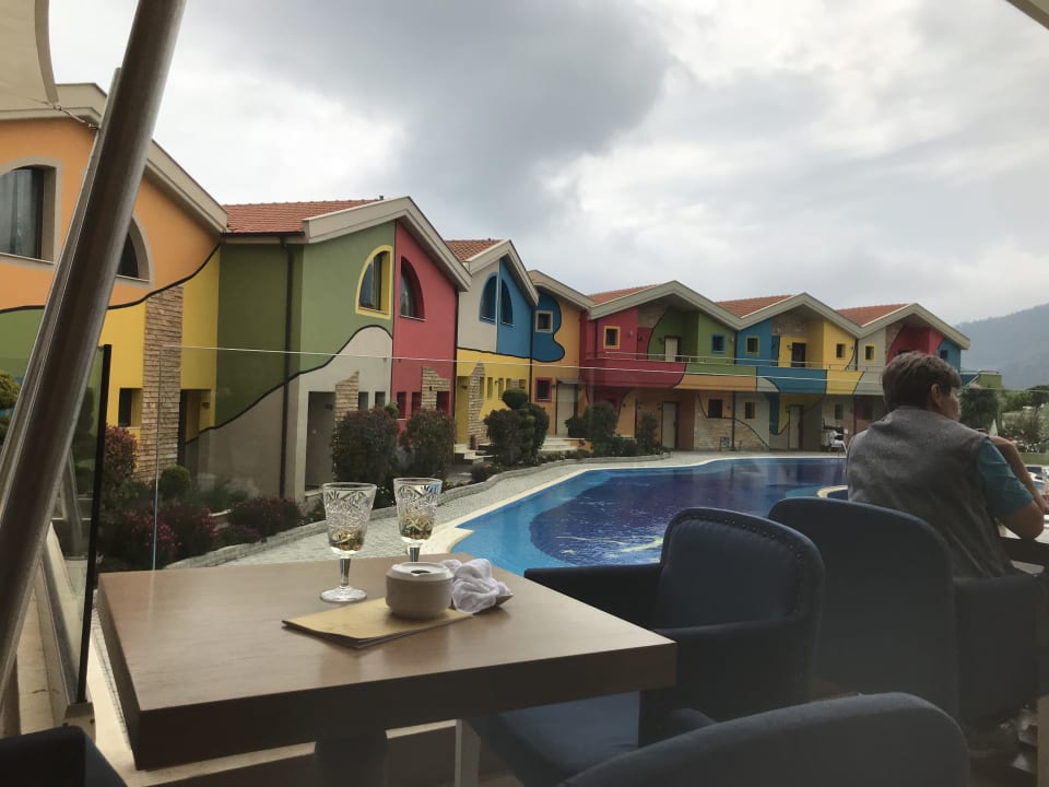 Der Blick von der Bar zum Pool / zu den Zimmern. Alexandra Golden Boutique - Adults only