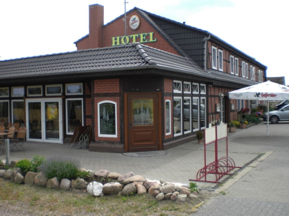 Haupteingang mit Restaurant Wolfshotel am Arendsee