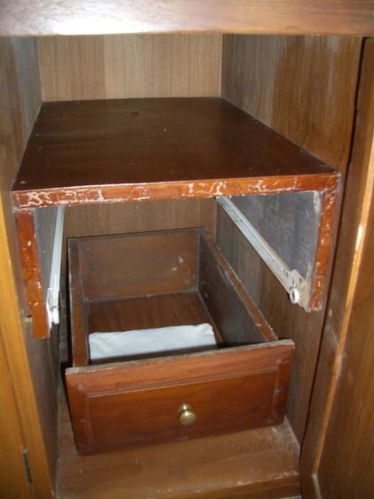 Schimmelspuren im Waschtischunterschrank Puri Santrian