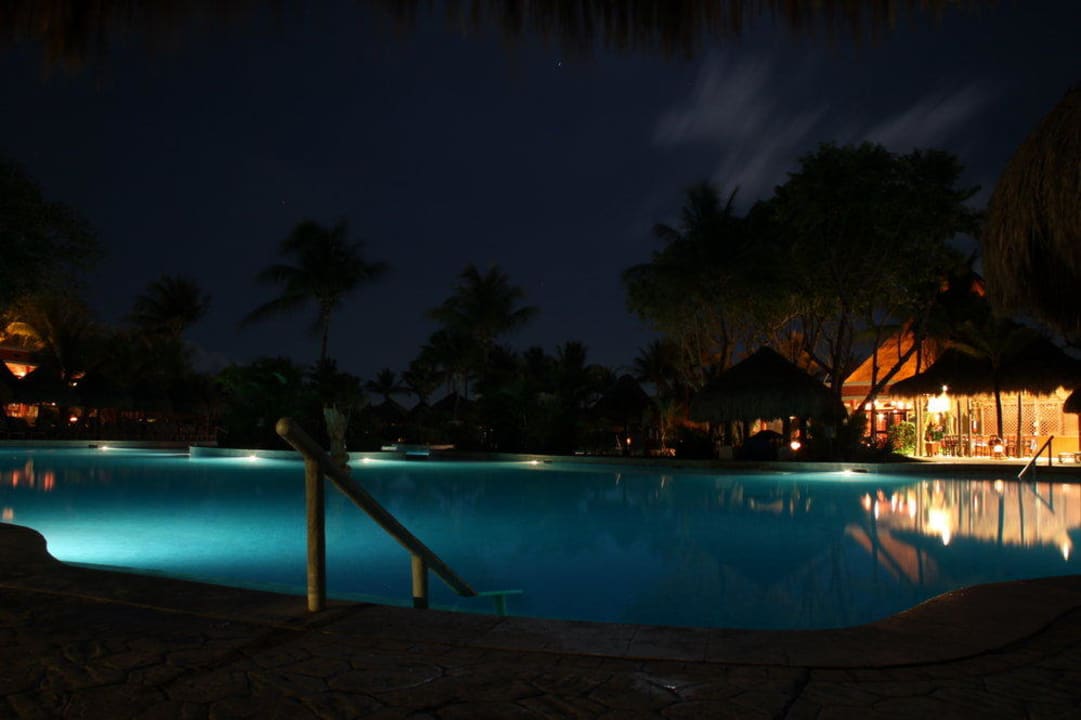 Pool bei Nacht Iberostar Waves Tucan