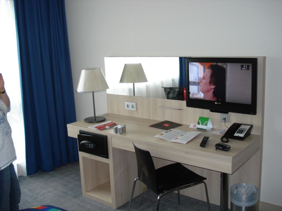 Schreibtisch und Fernseher Park Inn by Radisson Linz