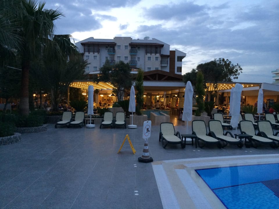 Blick vom Ruhepool auf Außenterrasse (zum Essen) Belek Beach Resort Hotel