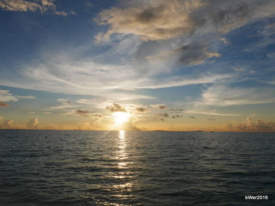 Sonnenuntergang von der Sandbank aus betrachtet Embudu Village