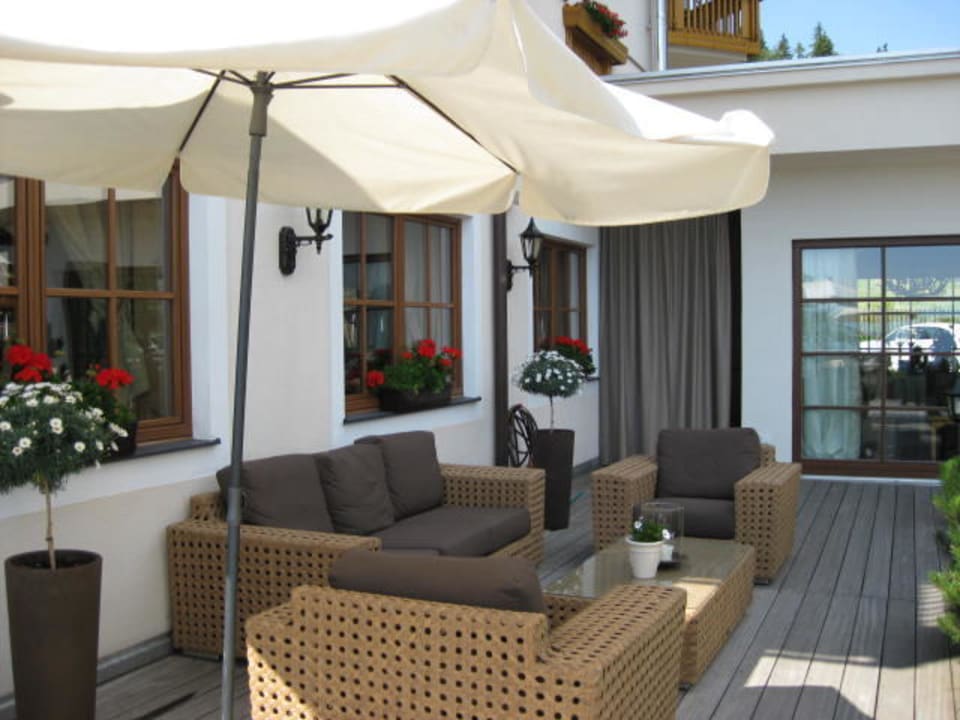 Sitzecke auf Terrasse Hotel Chalet Mirabell