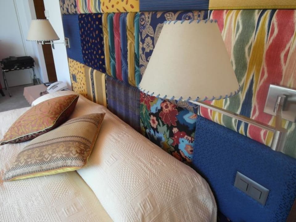 Bett mit speziellen Farben Tschuggen Grand Hotel Arosa