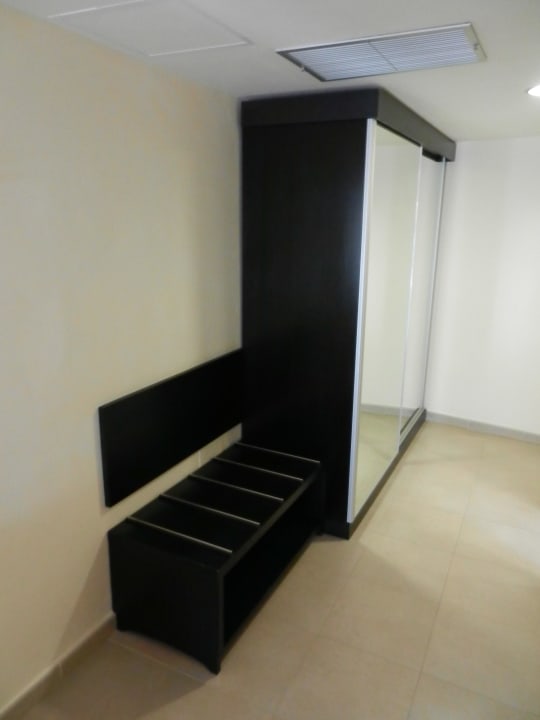 Kleiderschrank + Kofferablage Hotel Las Costas