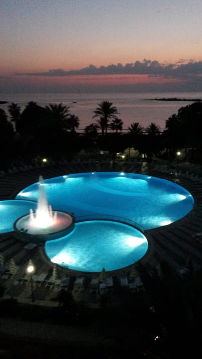 Poolanlage bei Nacht Top Hotel